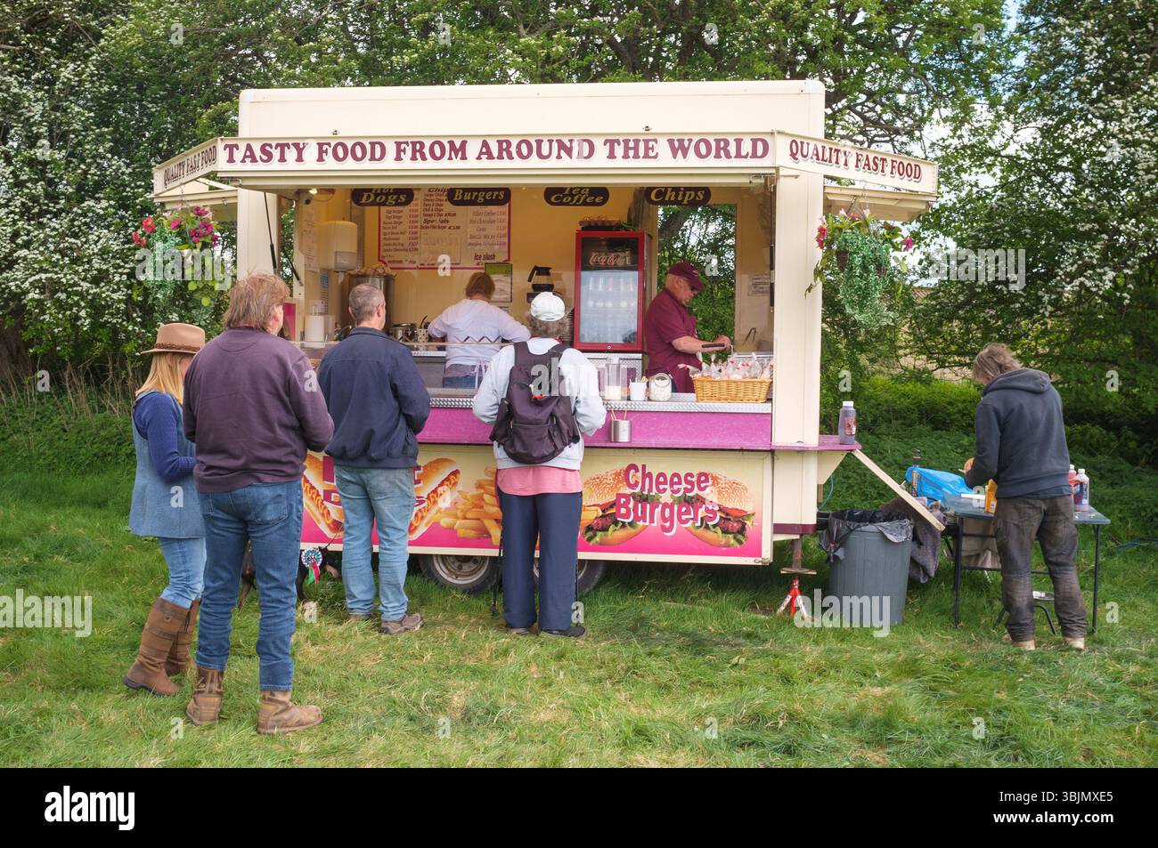 Un furgone fast food in uno spettacolo country, "Tasty Food from Around the World" Foto Stock
