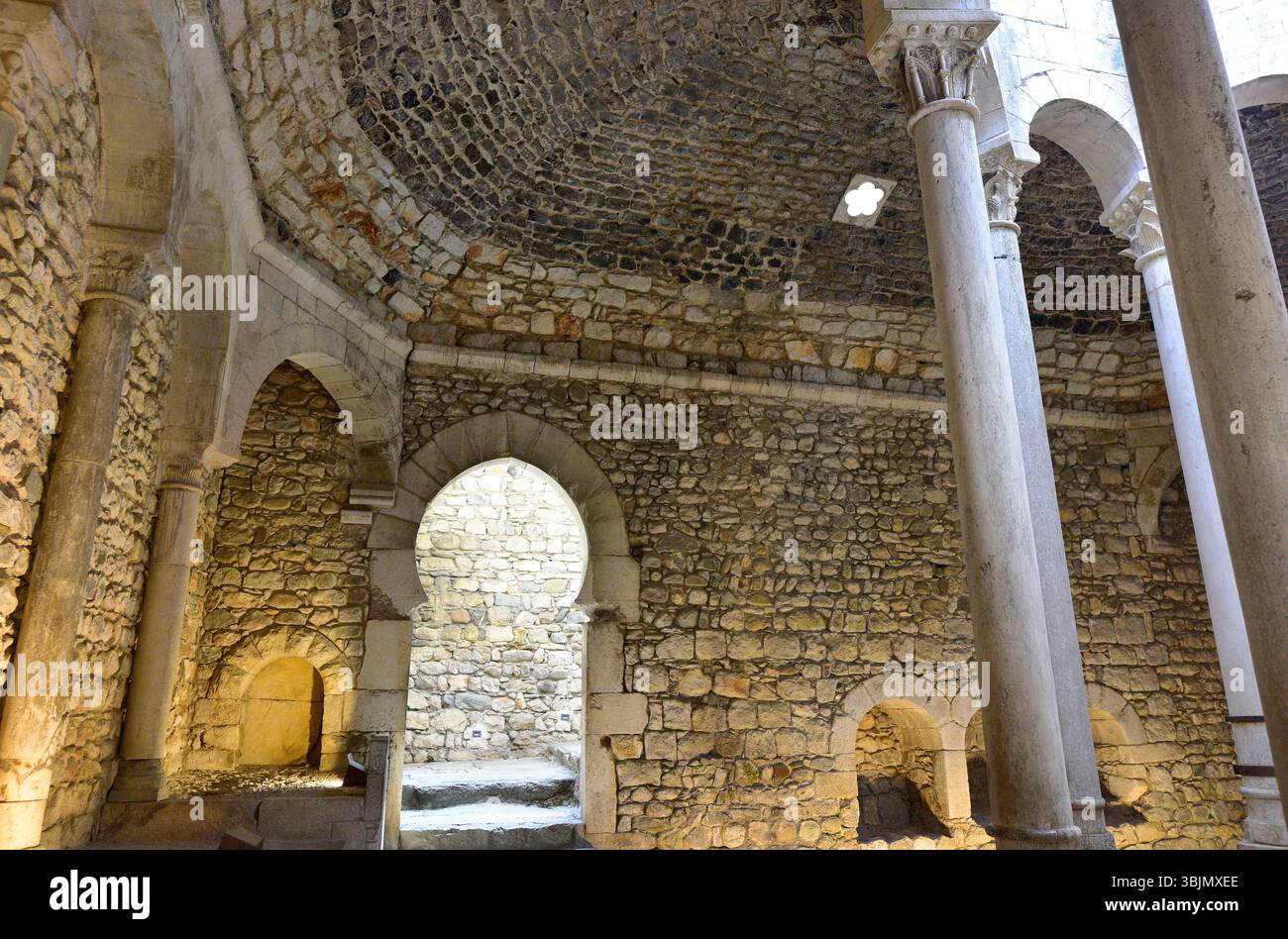 La città di Girona. Le terme arabe o moriste sono davvero un edificio romanico in stile arabo. Gironès, Catalogna, Spagna. Foto Stock