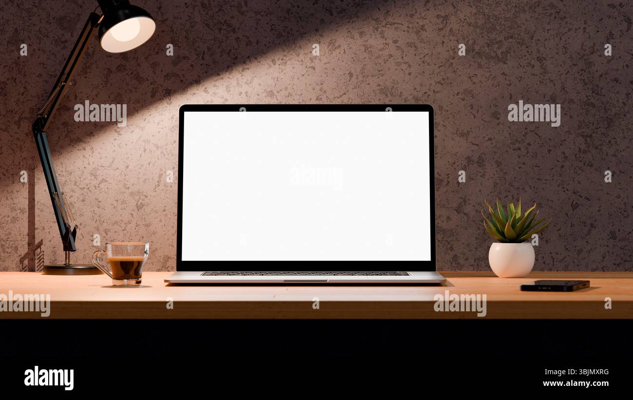 Schermo vuoto del notebook per il mockup. Area di lavoro con computer, tazza da caffè, pianta e lampada da scrivania. Formato orizzontale. Foto Stock