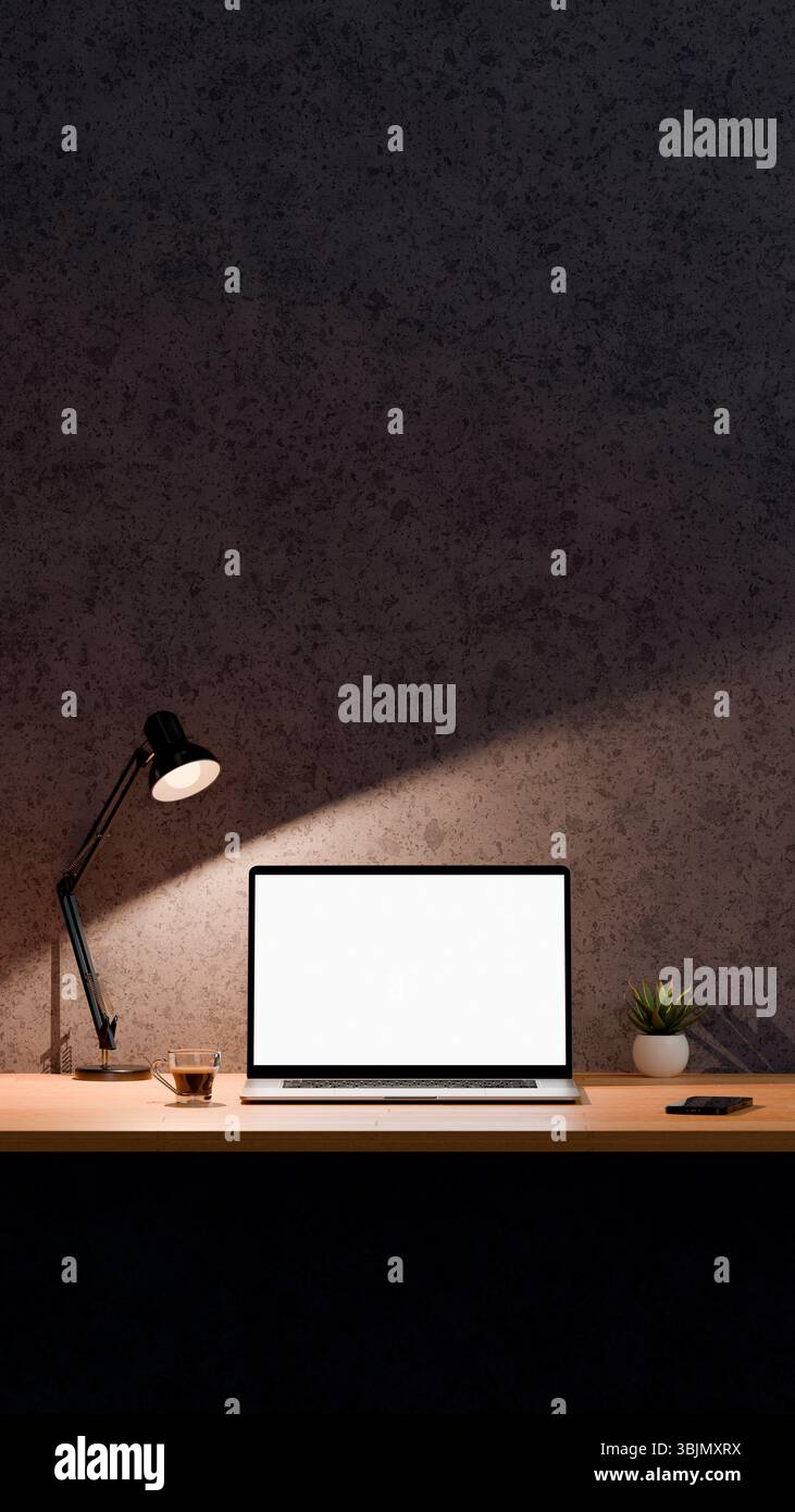 Schermo vuoto del notebook per il mockup. Area di lavoro con computer, tazza da caffè, pianta e lampada da scrivania. Formato verticale. Foto Stock