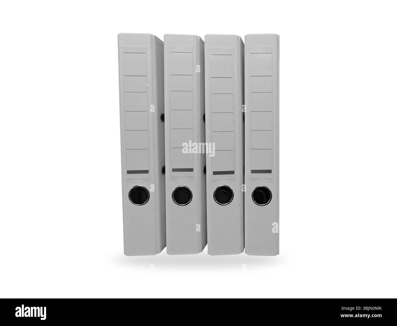 Quattro cartelle di archiviazione grigie disposte in modo ordinato su un semplice sfondo bianco, a simboleggiare l'organizzazione, l'ordine e l'efficienza amministrativa. Foto Stock