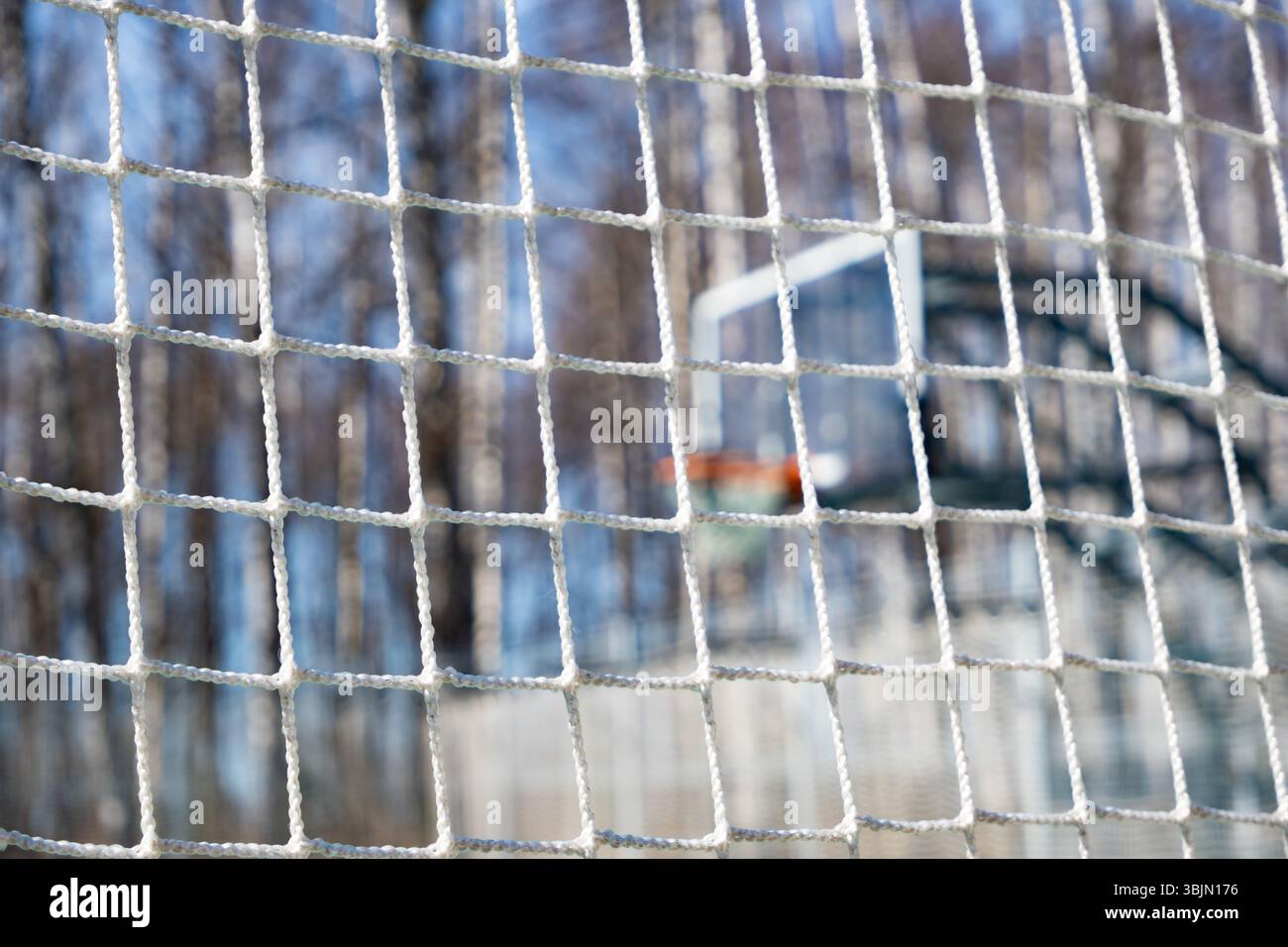 Campo da pallacanestro tramite rete di scherma. sfondo sfocato. Rete da basket sullo sfondo Foto Stock