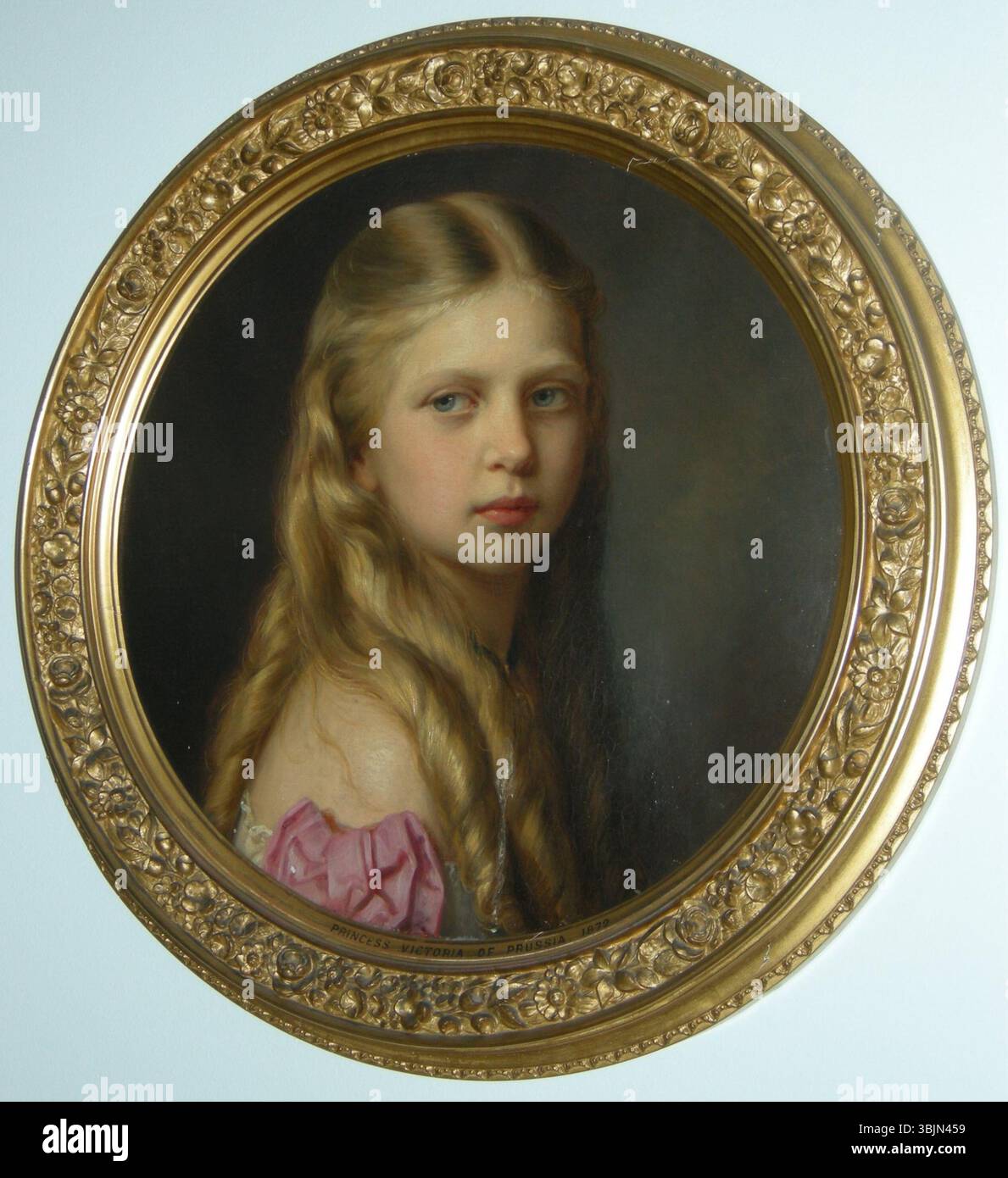 Joseph Hartmann (1812–1885) dipinse la principessa Vittoria di Prussia (1866–1929) in un ritratto ad olio su tela. Il pezzo raffigura la principessa reale in abbigliamento formale, mostrando il suo status ed eleganza. Foto Stock