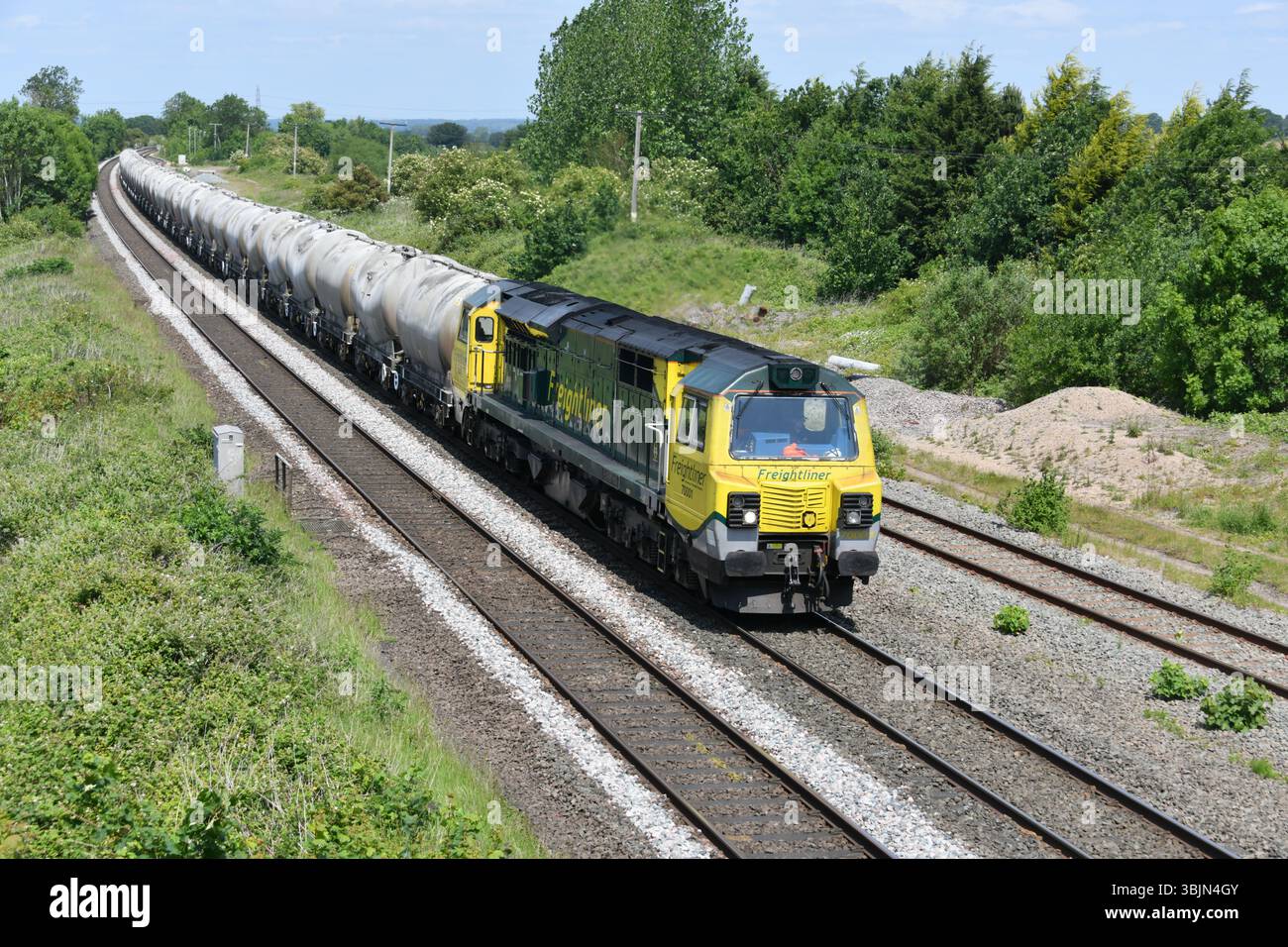 Freightliner Heavy Haul Classe 70 70001 passando per Elford Loop con 6G65 il 0921 Hope (Earles sidings) fino al Walsall Freight Terminal carichi carri cementizi Foto Stock