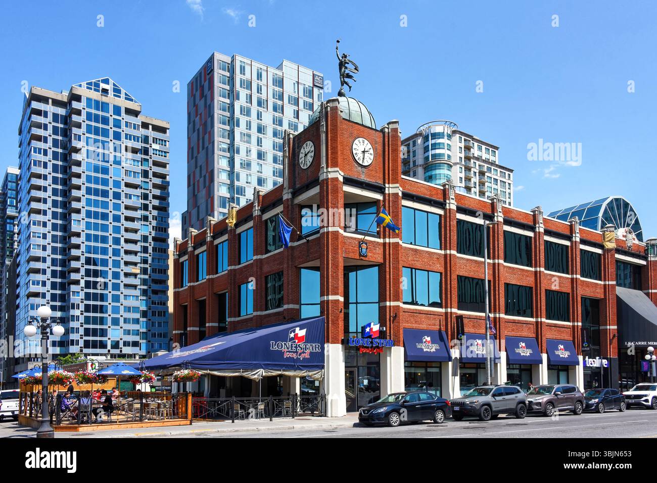 Ottawa, Canada - 14 giugno 2025: Edifici nel Byward Market di Ottawa, tra cui il Lone Star Texas Grill, condomini e l'AC Hotel di recente apertura. Foto Stock