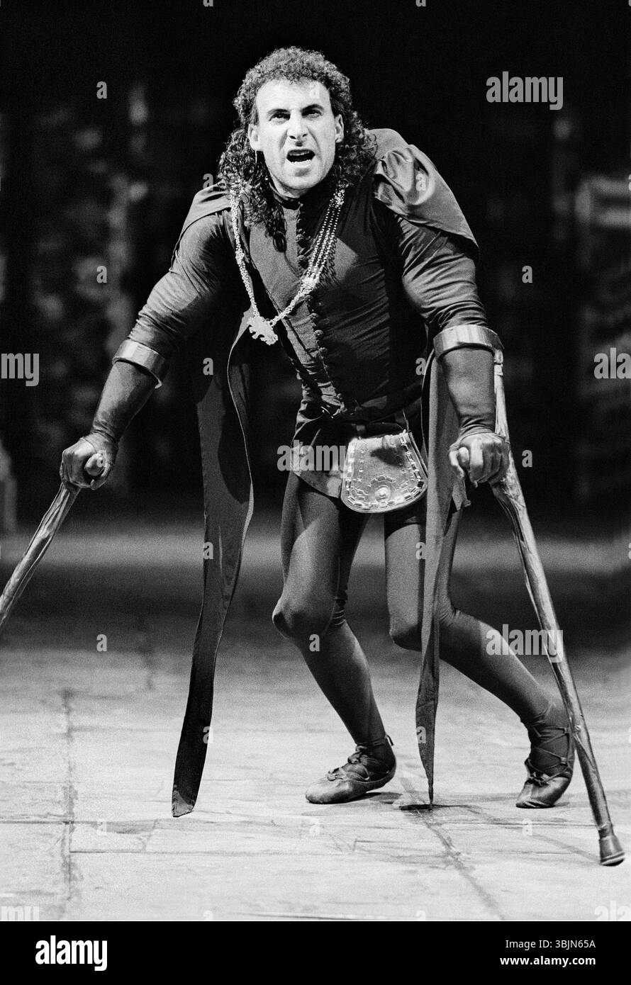 Antony Sher (Riccardo III) in RICCARDO III di Shakespeare al Royal Shakespeare Theatre, Royal Shakespeare Company (RSC), Stratford-upon-Avon, Inghilterra 19/06/1984 disegno: William Dudley illuminazione: Leo Leibovici regista: Bill Alexander Foto Stock