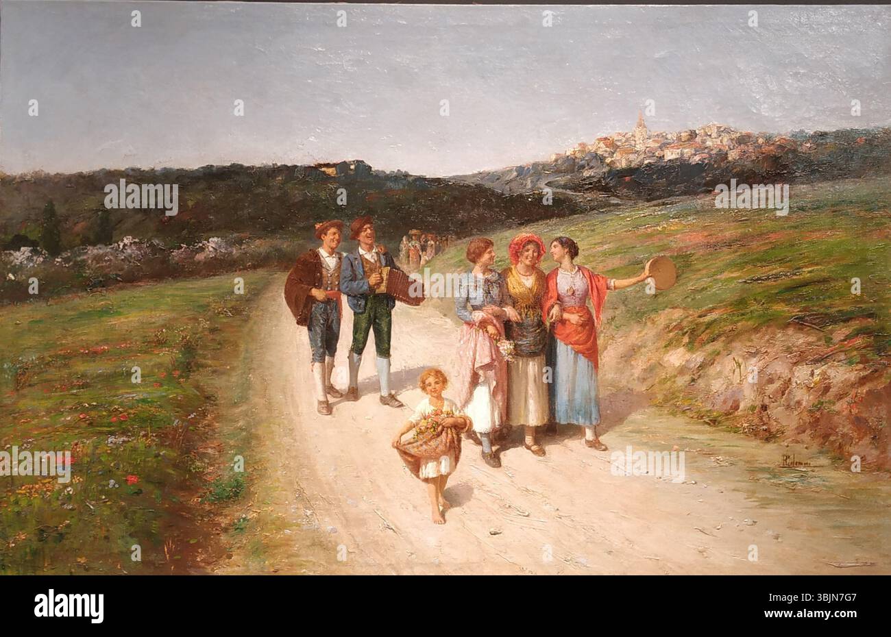 "Ritorno dal villaggio" di Pasquale Celommi mostra figure che tornano dal paese, trasportano merci e camminano attraverso un ambiente rurale. Il dipinto cattura la semplicità e il ritmo della vita del villaggio con un focus sulla connessione umana con la terra. Foto Stock