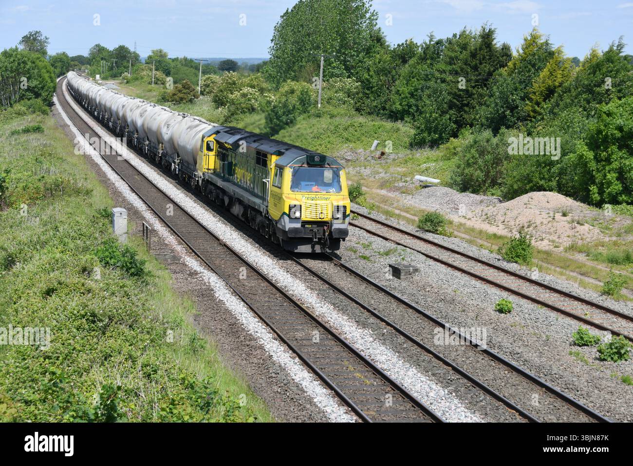 Freightliner Heavy Haul Classe 70 70001 passando per Elford Loop con 6G65 il 0921 Hope (Earles sidings) fino al Walsall Freight Terminal carichi carri cementizi Foto Stock