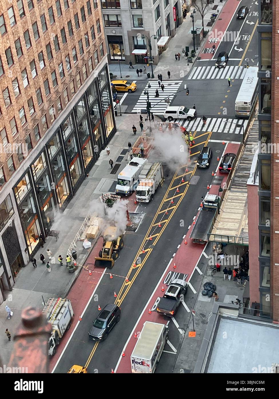 Con ed Workers Repair A Steam Leak in East 34th Street, NYC, USA, 2025 - Immagine stock catturata con smartphone