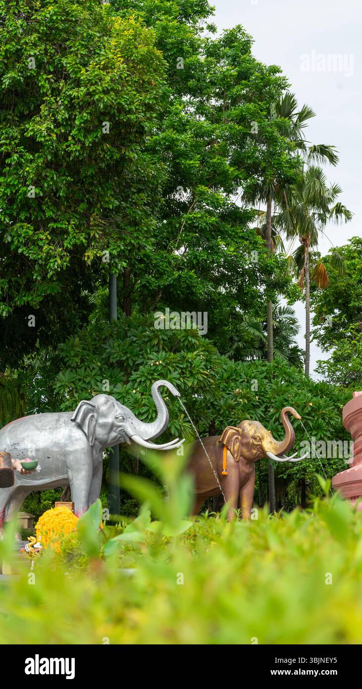 Sculture di elefanti da giardino al Museo Erawan Foto Stock