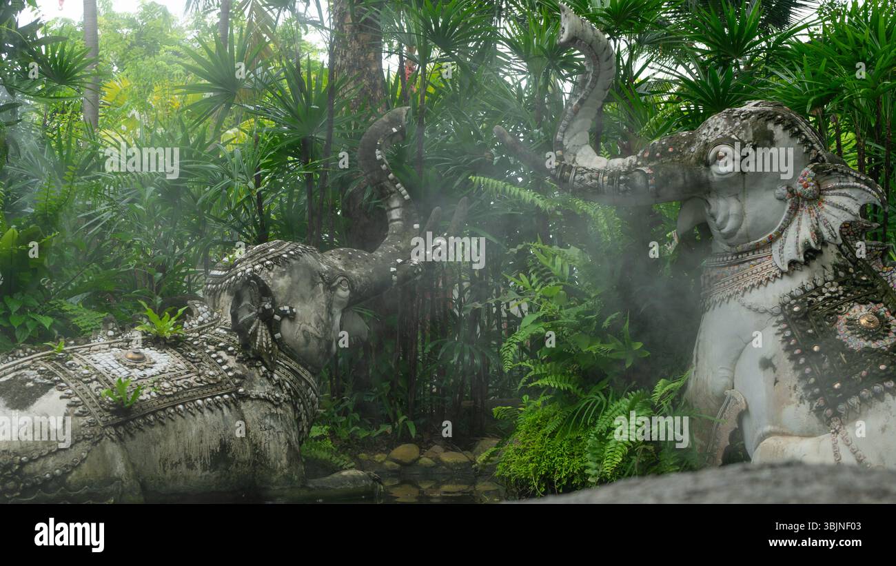 Scultura degli elefanti da giardino al Museo Erawan Foto Stock