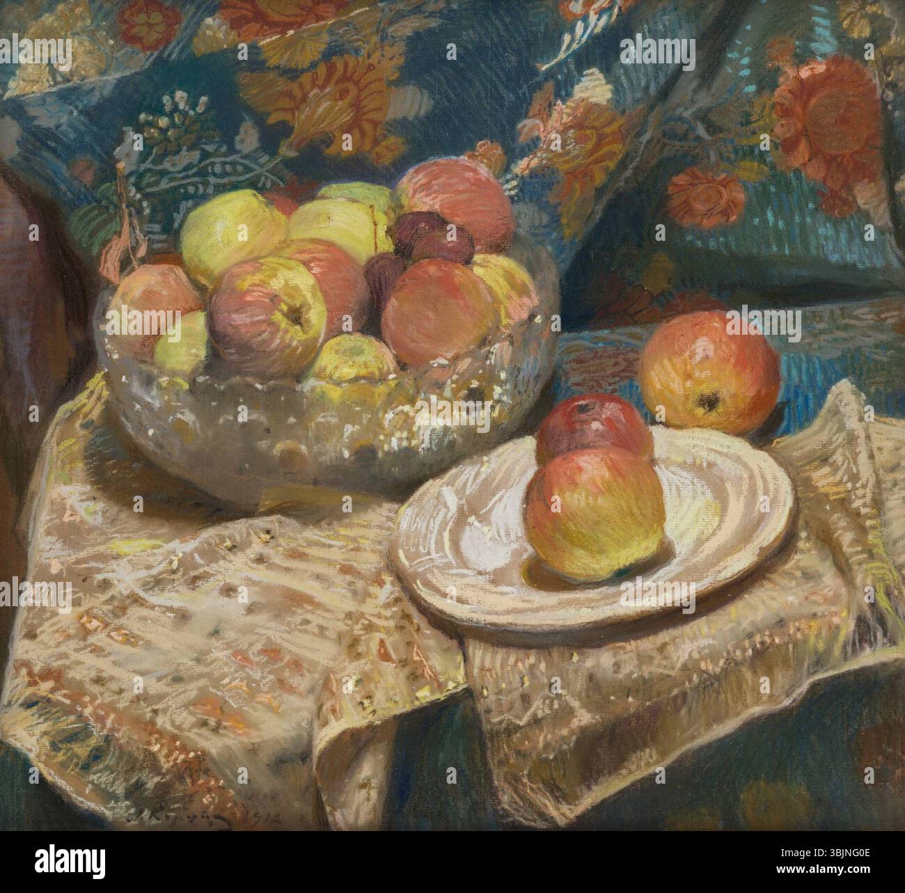 Aleksey Mikhalovich Korin (1865-1923) dipinse "natura morta con mele" nel 1912. Questo pastello su carta mette in mostra una tradizionale disposizione della natura morta, concentrandosi sulle forme e le consistenze naturali delle mele, comuni negli studi di Korin sugli oggetti di uso quotidiano. Foto Stock