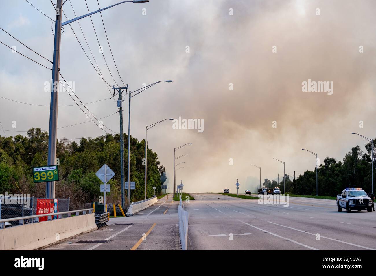 Miami, FL USA - 14 giugno 2025: Incendio massiccio a Miami da Chrome Avenue e SW 8th Street Foto Stock
