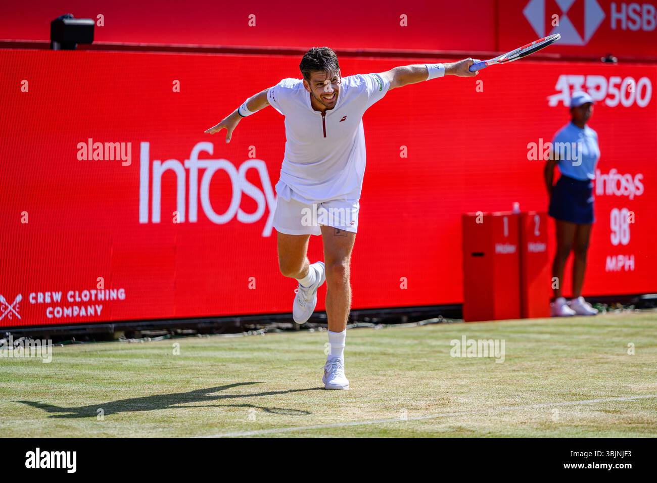 LONDRA, REGNO UNITO 16 giugno: Cameron NORRIE (GBR) in azione contro Jakub MENSIK (CZE) durante l'ATP 500 il giorno 8 dei Campionati HSBC 2025 al Queen's Club lunedì 16 giugno 2025 a LONDRA, REGNO UNITO. Crediti: Taka Wu/Alamy Live News Foto Stock