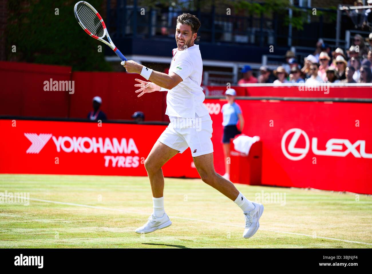 LONDRA, REGNO UNITO 16 giugno: Cameron NORRIE (GBR) in azione contro Jakub MENSIK (CZE) durante l'ATP 500 il giorno 8 dei Campionati HSBC 2025 al Queen's Club lunedì 16 giugno 2025 a LONDRA, REGNO UNITO. Crediti: Taka Wu/Alamy Live News Foto Stock