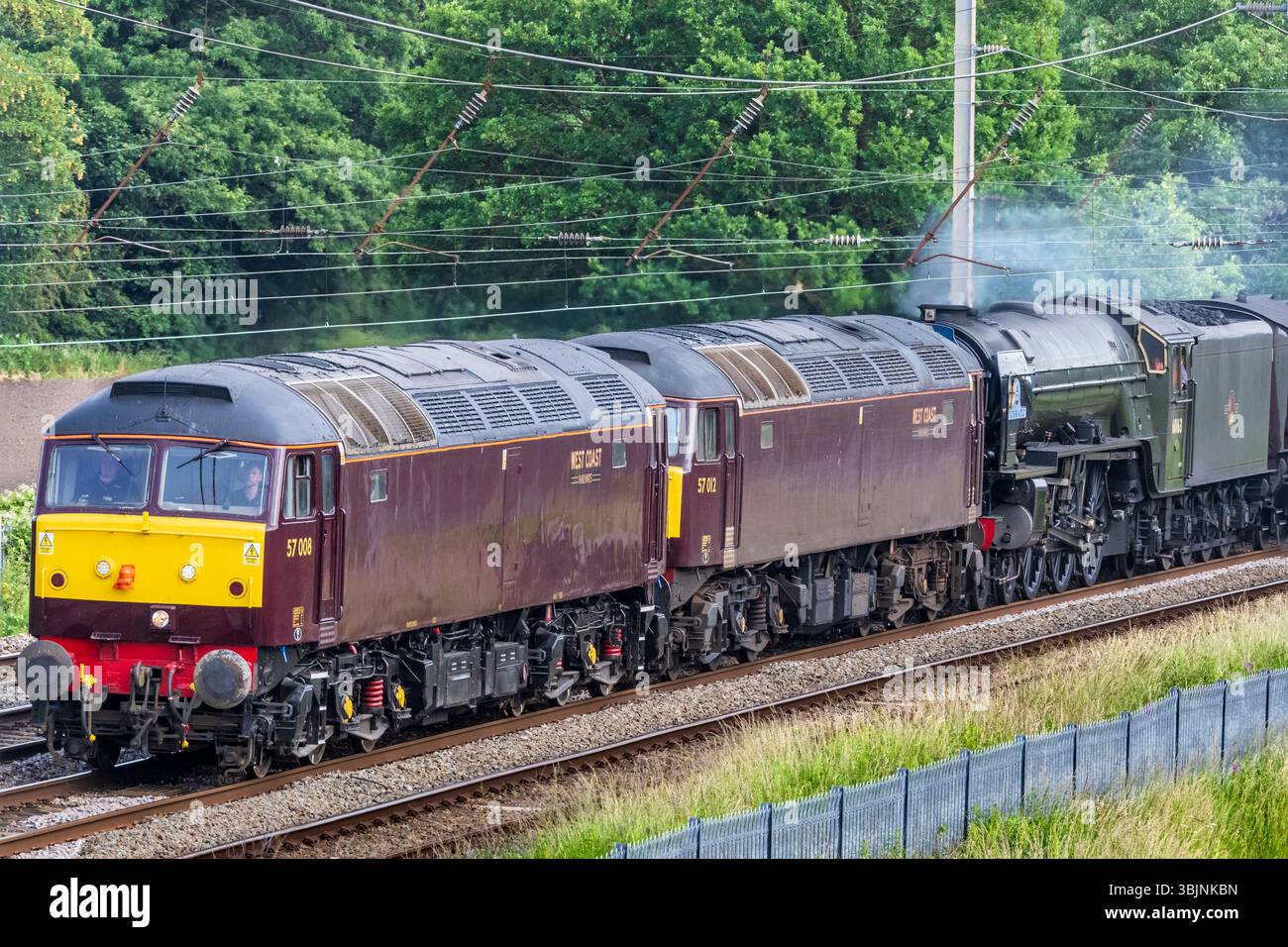 Diesel locos 57012 e 57008 davanti al motore a vapore Peppercorn Tornado come trasferimento lungo la linea principale di Qest Coast di Winwick in direzione nord. Foto Stock