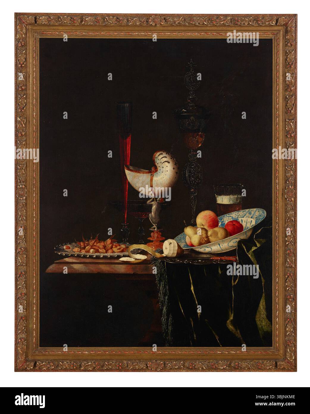 Johann Georg Hinz (circa 1630-1688) dipinse "Una coppa di Nautilus, Un flauto, Una faccia di Venise e un bicchiere di vino" in olio su tela. La natura morta presenta una varietà di oggetti come una tazza nautilus, strumenti musicali e bicchieri da vino, che simboleggiano il lusso e l'eleganza nel XVII secolo. Foto Stock