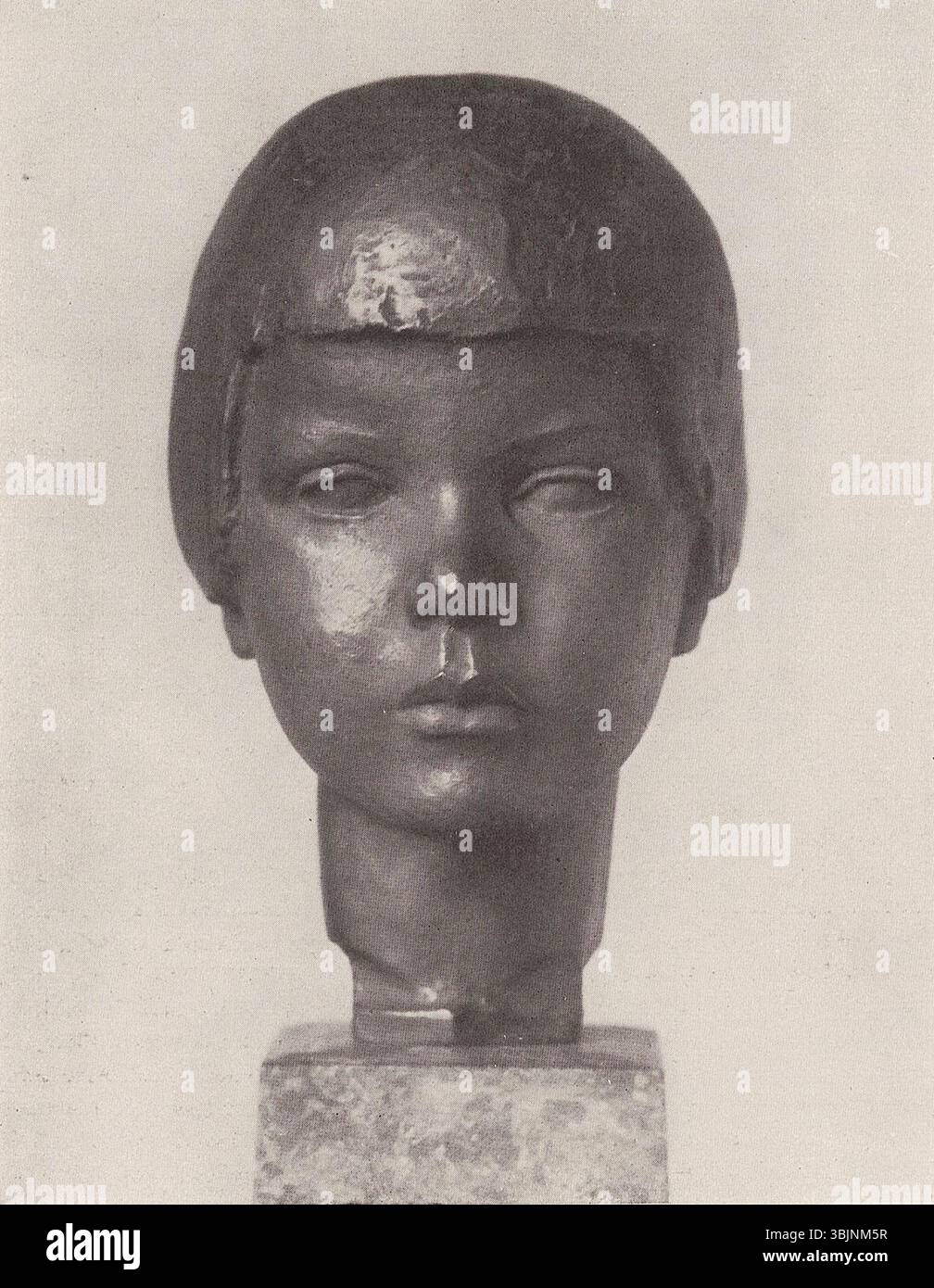 Georg Kolbe (1877–1947) creò "Kinderbüste", un busto di bronzo di un bambino prima del 1930. La scultura mette in risalto realistiche caratteristiche facciali e raffinate lavorazioni artigianali tipiche dell'arte in bronzo dei primi anni del XX secolo. Foto Stock