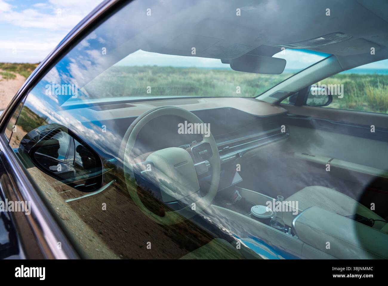 Balykchy, Kirghizistan - 12 maggio 2024: Vista del cruscotto interno e del volante di una Hyundai Grandeur 2023 (GN7) attraverso un finestrino colorato Foto Stock