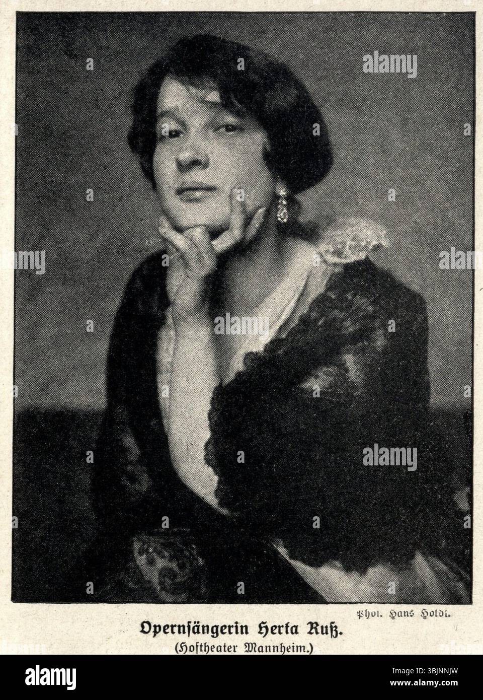 Questa fotografia del 1916 di Hanns Holdt mostra Herta Ruß, una rinomata cantante d'opera dell'Hoftheater Mannheim. L'immagine cattura la sua eleganza e la sua presenza sul palco durante la sua carriera all'inizio del XX secolo. Foto Stock