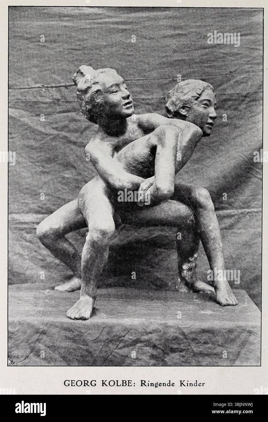Georg Kolbe (1877–1947) scolpì "Wrestling Children" intorno al 1908. Questa scultura rappresenta due bambini impegnati in una lotta giocosa, mettendo in risalto la forma e il movimento umani. Foto Stock