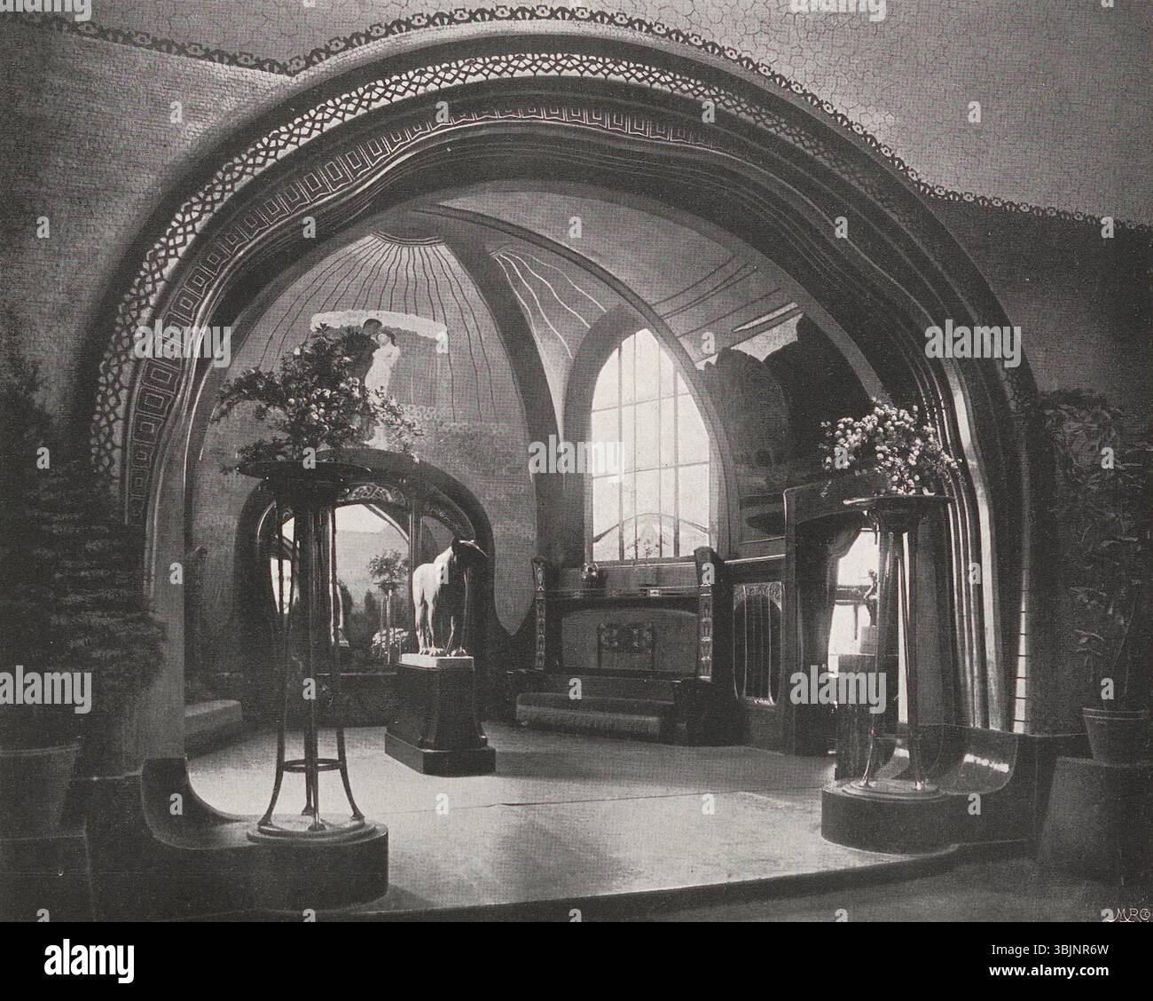 La fotografia di Bruno Möhring del dipartimento prussiano di Torino (1902) presenta gli interni, con mobili di Richard Kümmel. L'opera mette in evidenza il design dei primi anni del XX secolo e l'influenza dell'artigianato tedesco negli spazi espositivi. Foto Stock