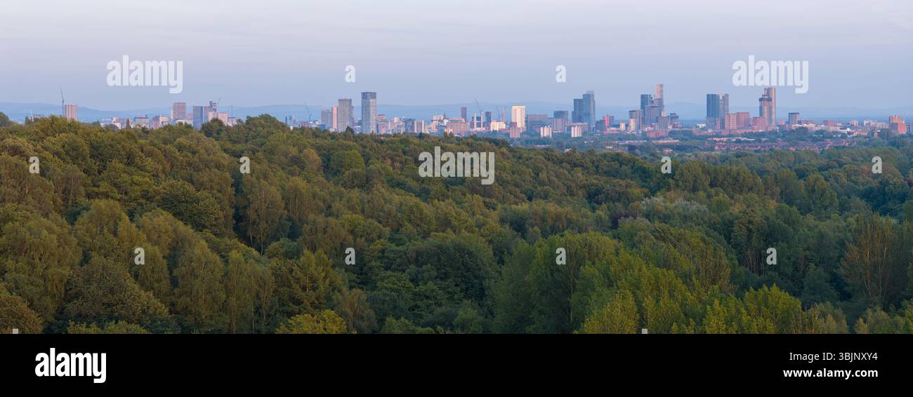 Immagine aerea panoramica dello skyline di Manchester dal Philips Park di Prestwich. Foto Stock