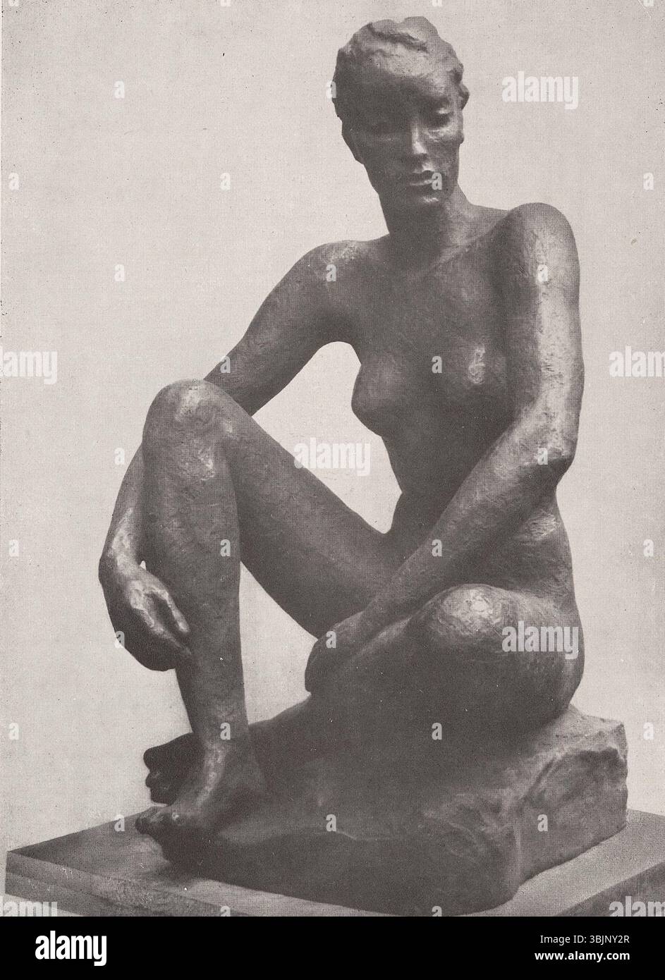 "Sitzende" (1929) di Georg Kolbe è una scultura in bronzo che ritrae una figura seduta. Il pezzo riflette l'approccio di Kolbe per catturare la forma umana con linee aggraziate e postura dinamica. Foto Stock