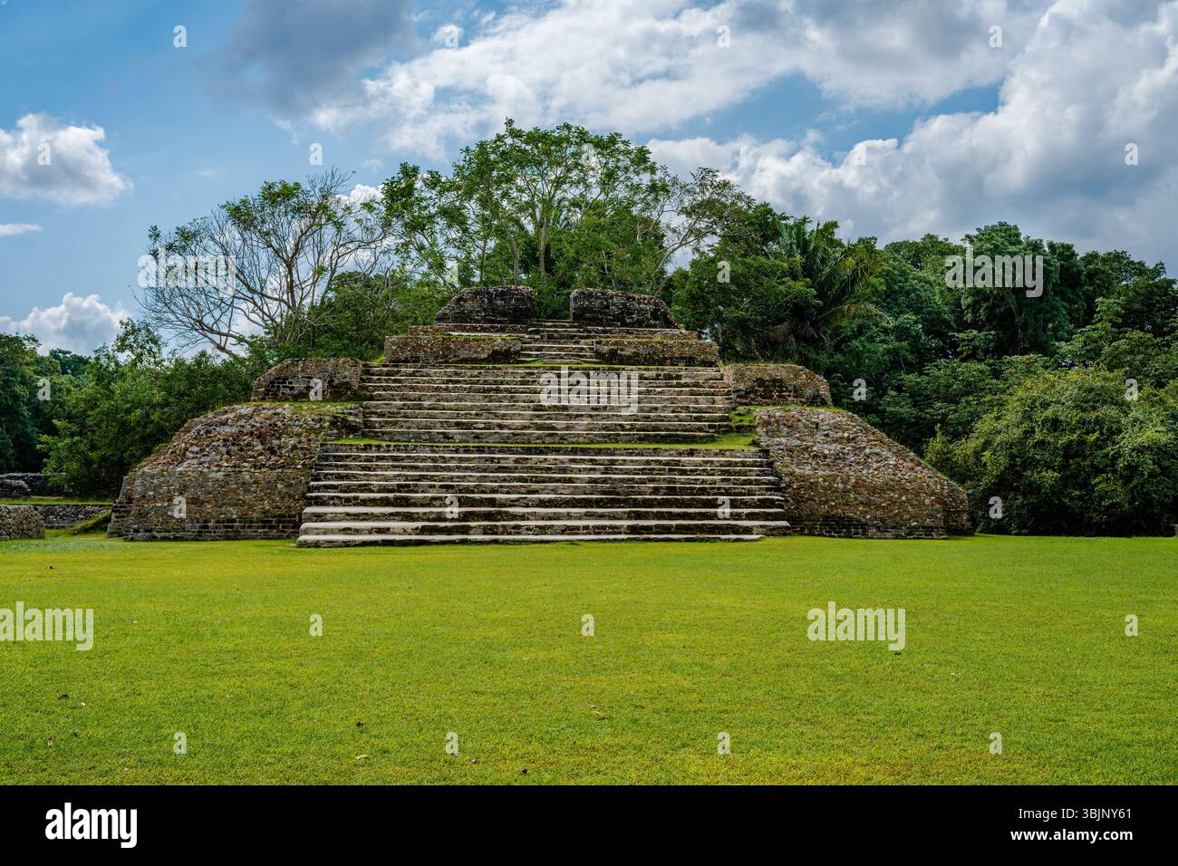 Foto di un altare tra le rovine di un tempio maya in Belize Foto Stock