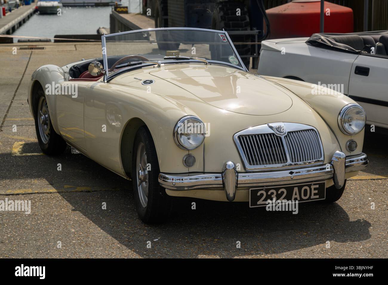 Una Twin cam MG-A vintage bianca in esposizione in un giorno d'estate di sole Foto Stock