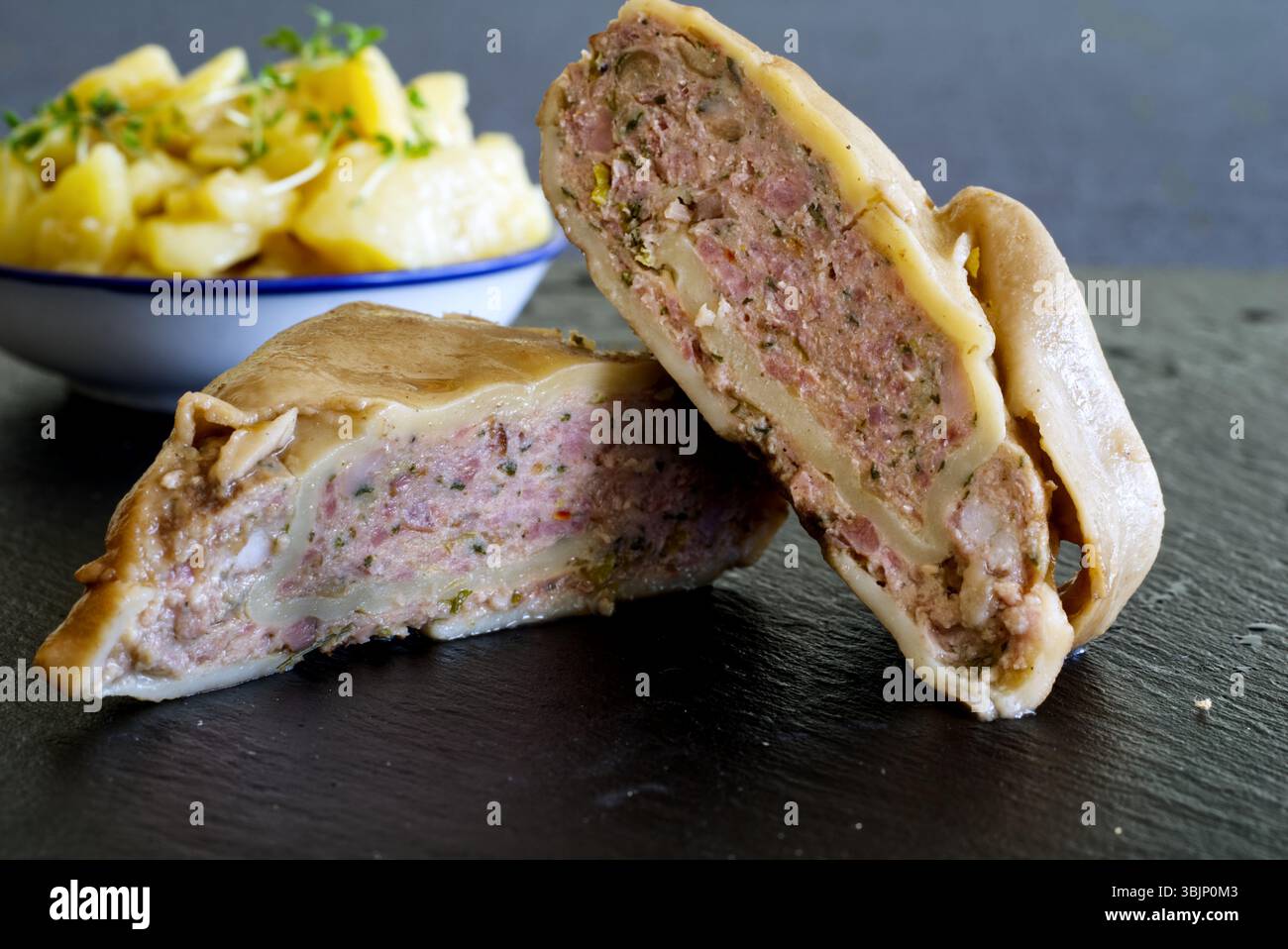 "Maultaschen", un gnocco della germania meridionale con insalata di patate Foto Stock