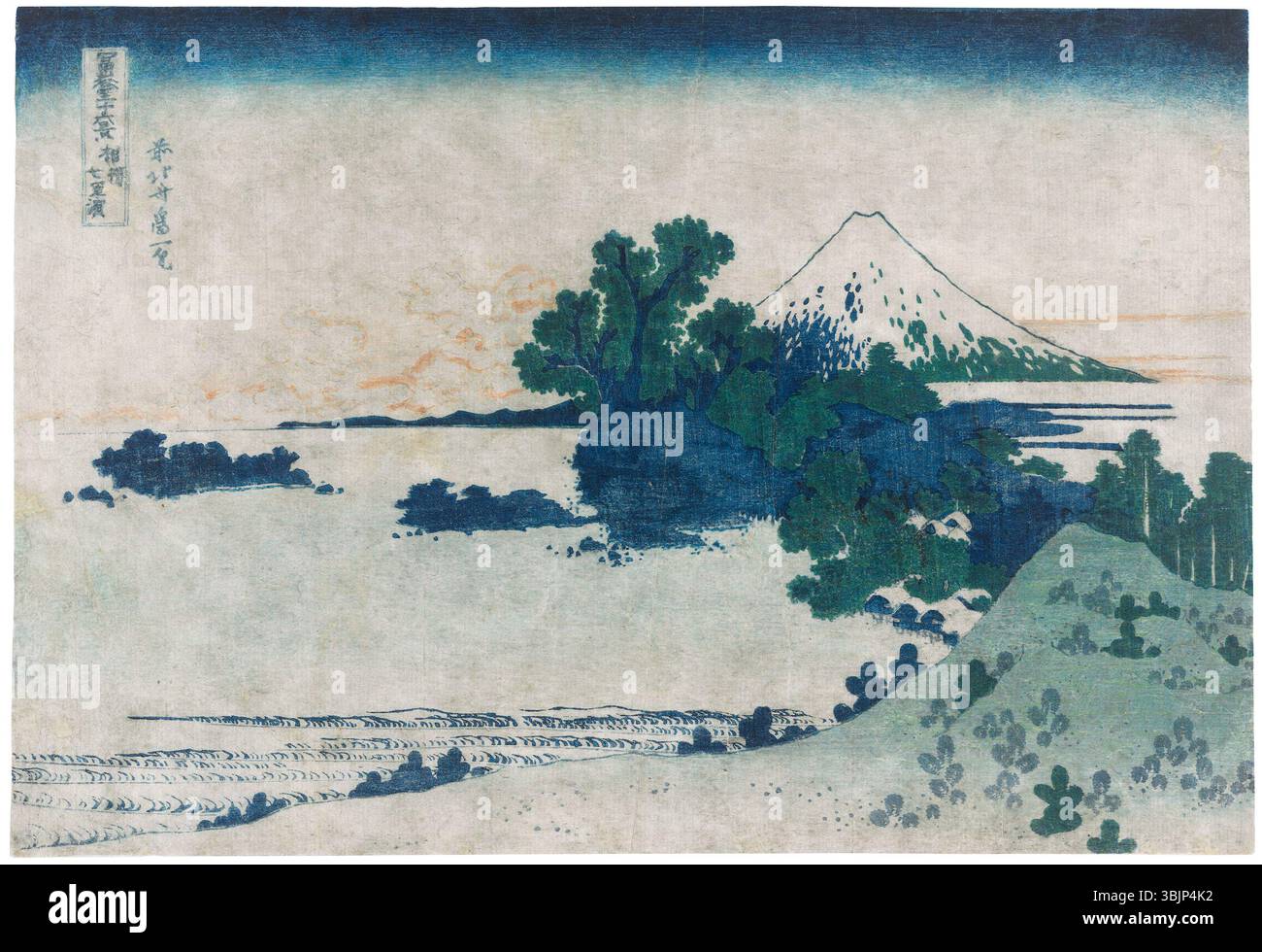 La stampa a blocchi di legno di Katsushika Hokusai "Shichirigahama Beach in Sagami Province" (inizio 1831) cattura una dinamica scena costiera del periodo Edo, mostrando la potenza del mare e gli elementi naturali. Foto Stock