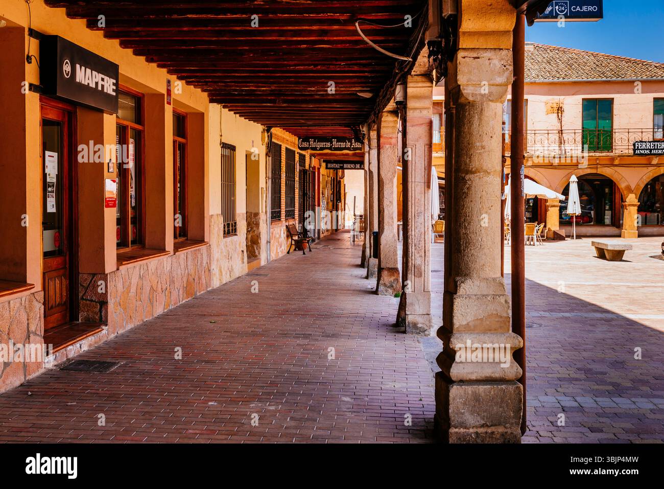 Plaza de España o Piazza delle 100 colonne - Piazza principale. Turégano, Segovia, Castilla y León, Spagna, Europa Foto Stock
