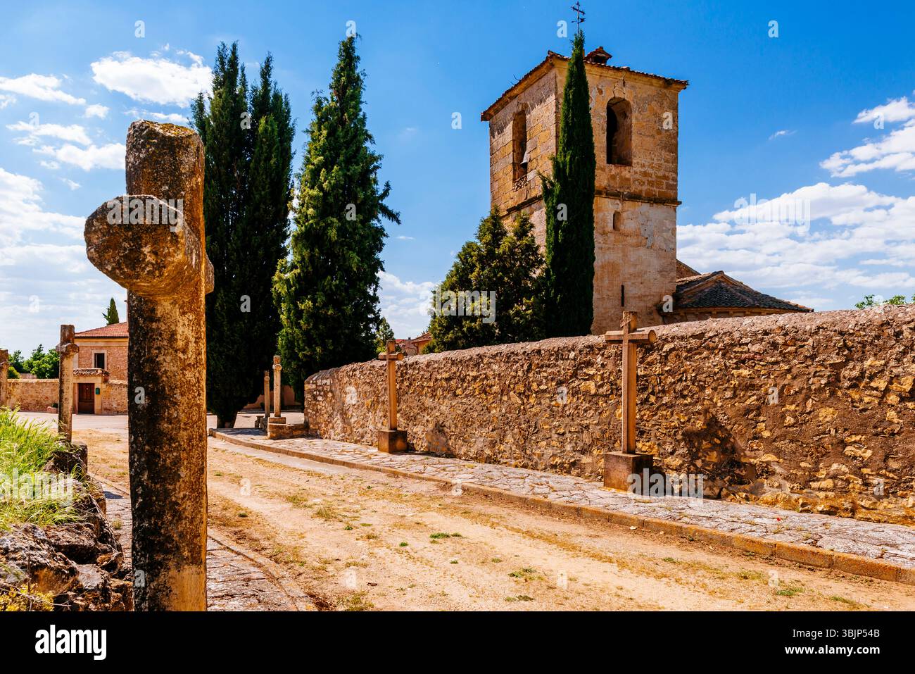 Stazioni della Croce e Chiesa romanica di San Mamés. Arevalillo de Cega, Segovia, Castilla y León, Spagna, Europa Foto Stock