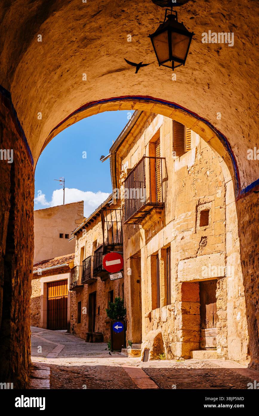 Puerta de la Villa, vista dall'esterno. Questa è l'unica porta d'accesso al villaggio. L'arco presenta un design in muratura mudejar. Lo stemma della Foto Stock