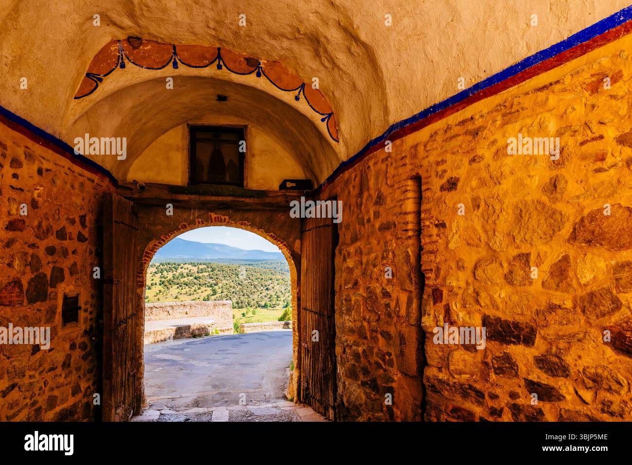 Puerta de la Villa, vista dall'interno. Questa è l'unica porta d'accesso al villaggio. Pedraza, Segovia, Castilla y León, Spagna, Europa Foto Stock