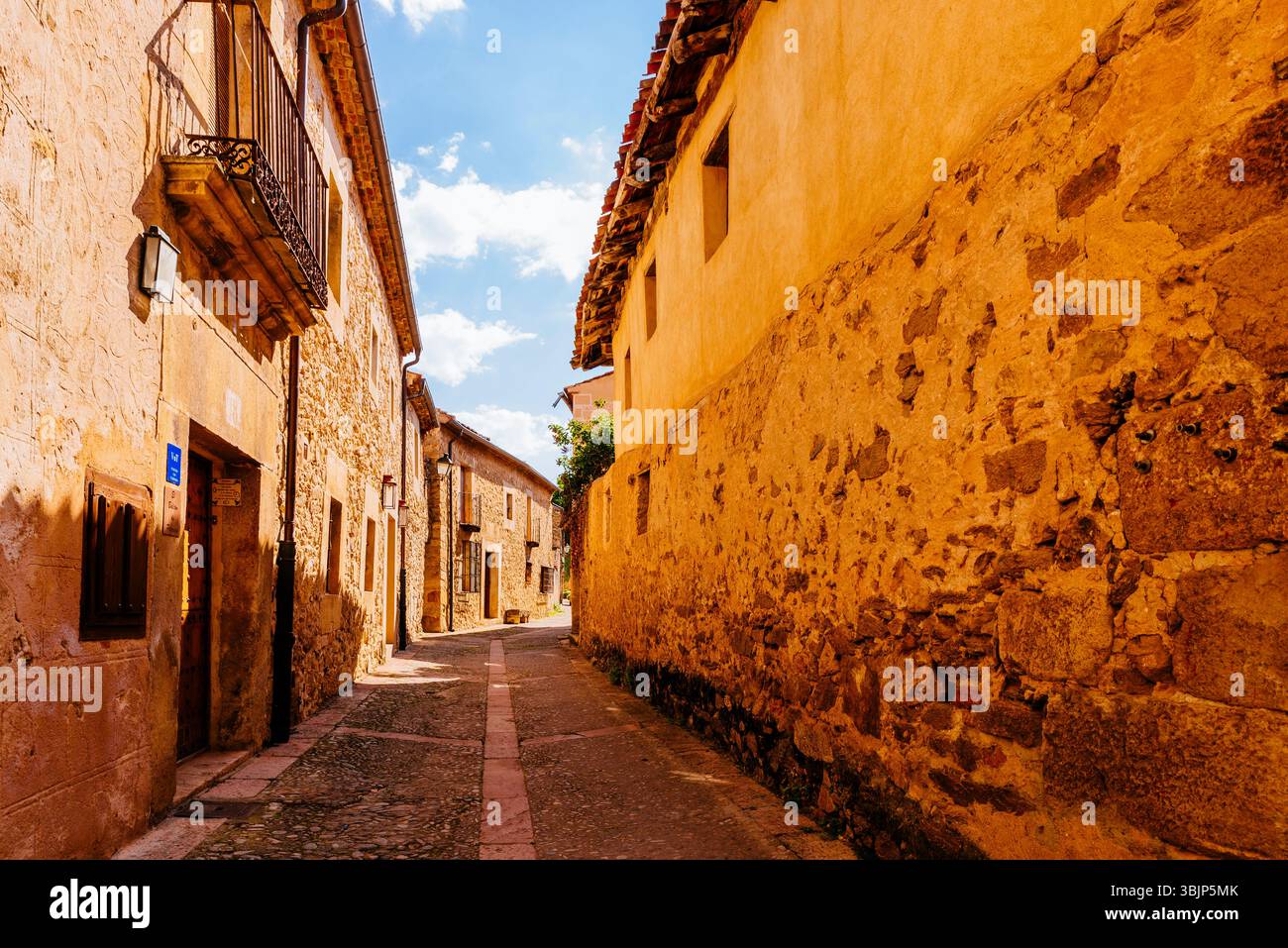 Tipica strada di Pedraza e la sua architettura castigliana. Pedraza, Segovia, Castilla y León, Spagna, Europa Foto Stock