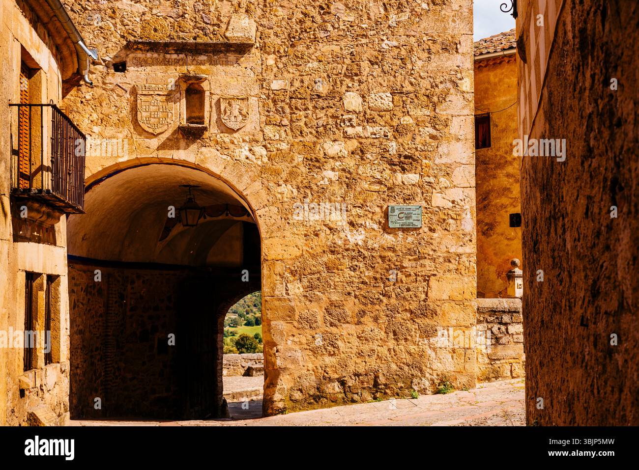 Puerta de la Villa, vista dall'interno. Questa è l'unica porta d'accesso al villaggio. Pedraza, Segovia, Castilla y León, Spagna, Europa Foto Stock