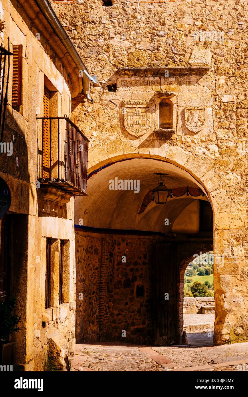 Puerta de la Villa, vista dall'interno. Questa è l'unica porta d'accesso al villaggio. Pedraza, Segovia, Castilla y León, Spagna, Europa Foto Stock