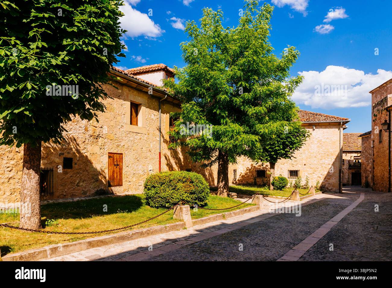 Tipica strada di Pedraza e la sua architettura castigliana. Pedraza, Segovia, Castilla y León, Spagna, Europa Foto Stock