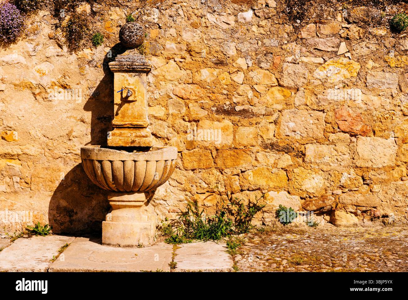 Fontana pubblica sulla strada. Pedraza, Segovia, Castilla y Leon, Spagna, Europa Foto Stock