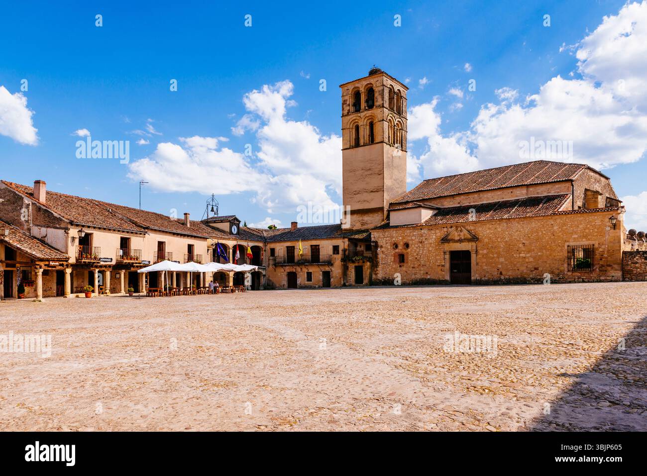 Chiesa di San Giovanni Battista. La piazza principale di Pedraza. Plaza Mayor. Pedraza, Segovia, Castilla y León, Spagna, Europa Foto Stock