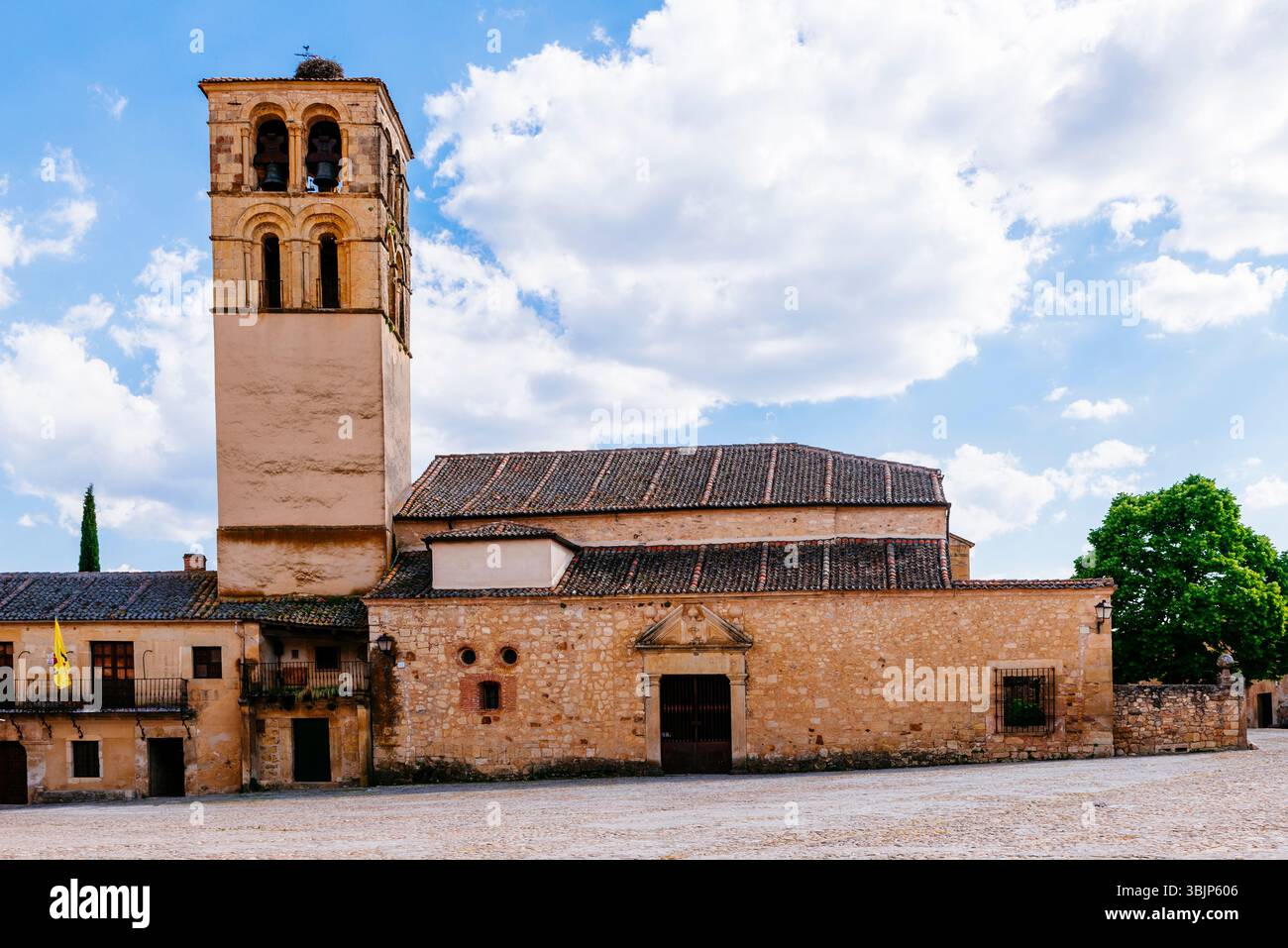Chiesa di San Giovanni Battista. La piazza principale di Pedraza. Plaza Mayor. Pedraza, Segovia, Castilla y León, Spagna, Europa Foto Stock