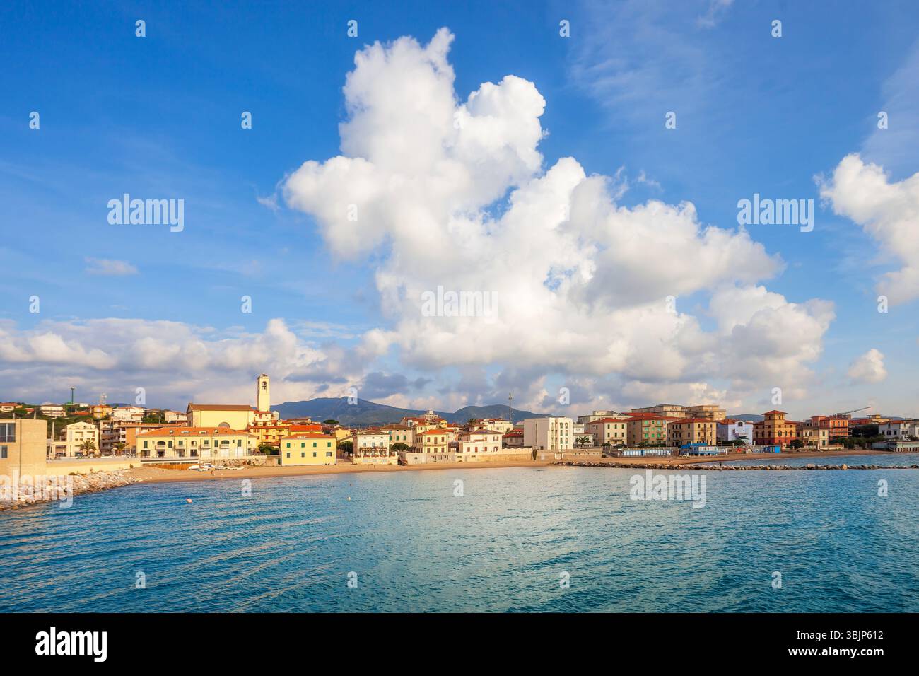 Spiaggia di San Vincenzo e vista panoramica sul lungomare. Destinazione di viaggio nella regione Toscana, provincia di Livorno, Italia Foto Stock
