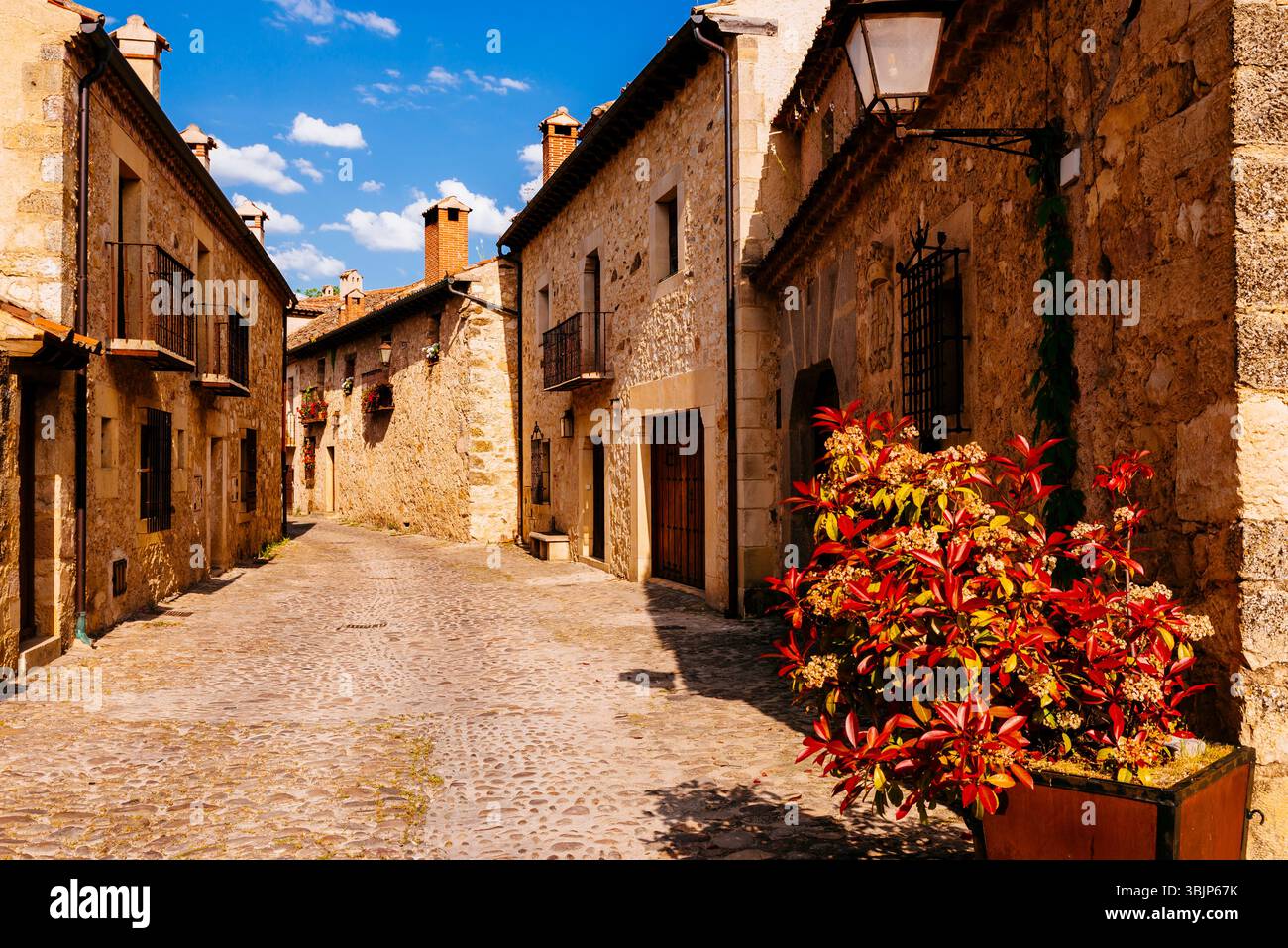 Tipica strada di Pedraza e la sua architettura castigliana. Pedraza, Segovia, Castilla y León, Spagna, Europa Foto Stock