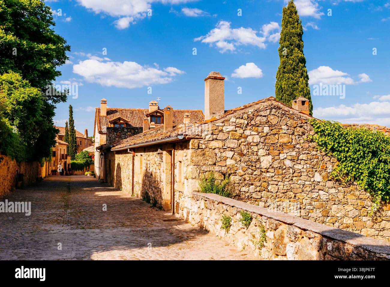 Tipica strada di Pedraza e la sua architettura castigliana. Pedraza, Segovia, Castilla y León, Spagna, Europa Foto Stock