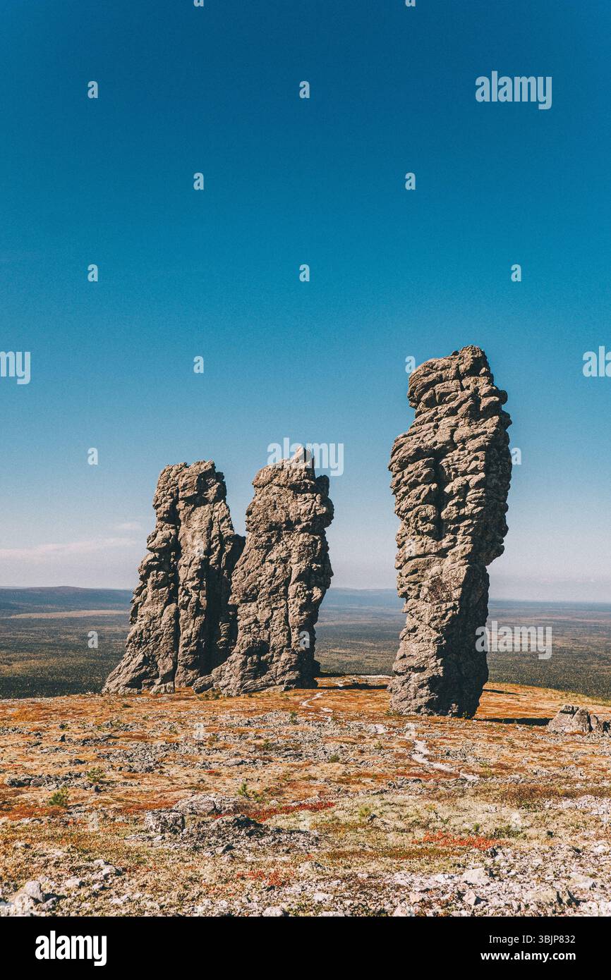 Sette postazioni che si innalzano sopra l'altopiano con un cielo azzurro limpido sullo sfondo nel quartiere troitsko-pechorsky della repubblica dei komi, un popolare punto di riferimento delle montagne urali Foto Stock