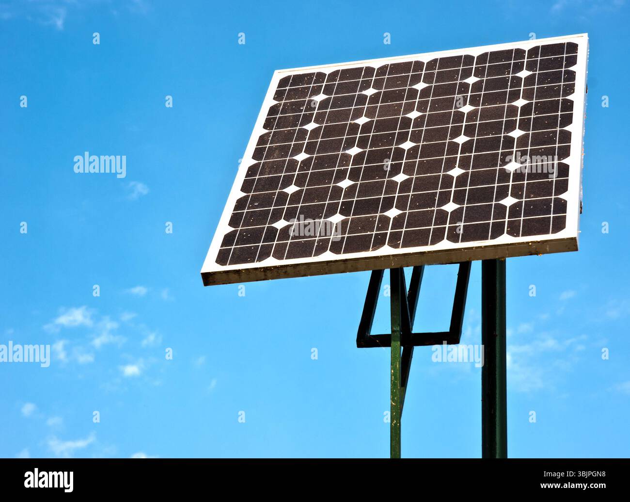 Pannelli solari che guardano verso il cielo Foto Stock