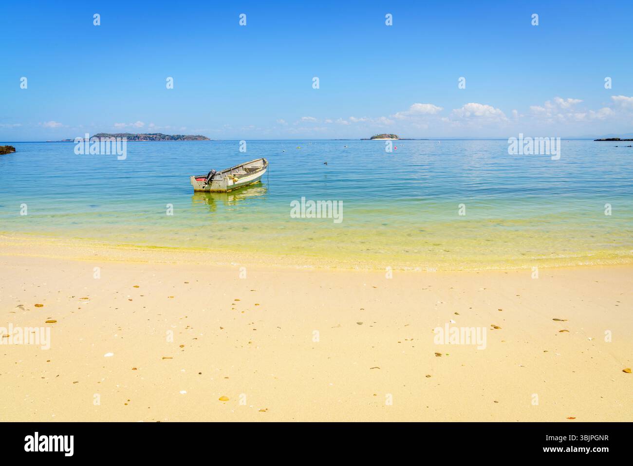 Una piccola barca da pesca ormeggiata sulla spiaggia dell'isola di Contadora, Panama Foto Stock