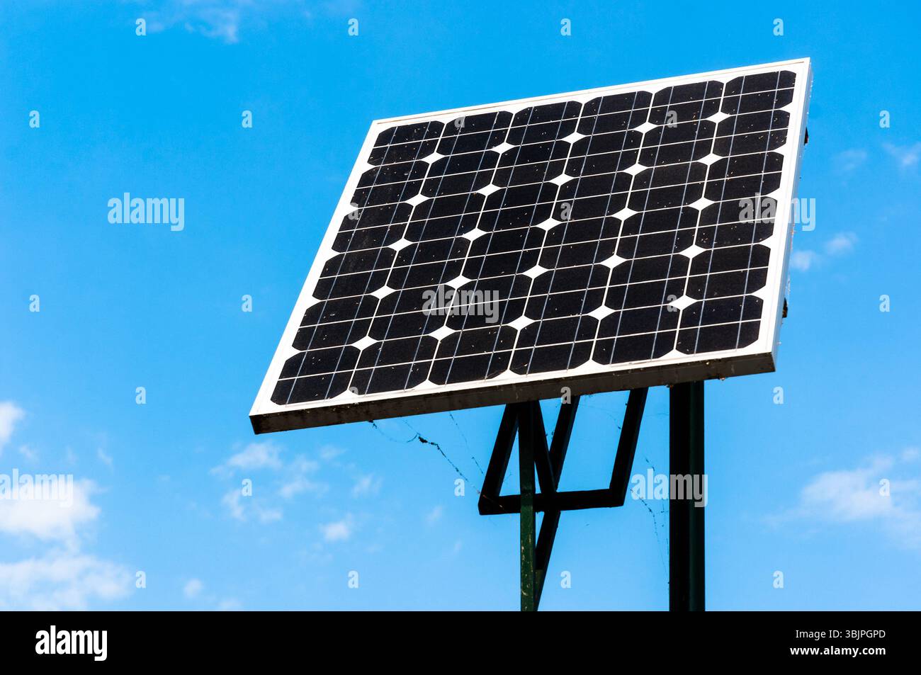 Pannelli solari che guardano verso il cielo Foto Stock